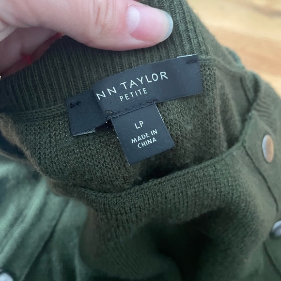 ANN TAYLOR unique Button Detail Olive Green Sweater In LP/PETITE - Picture 4 of 6